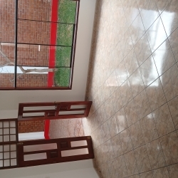 SE VENDE O SE ALQUILA CASA DE 2 PISOS