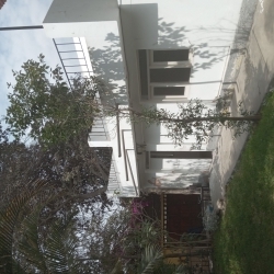 Linda casa con jardines, garaje, inmejorable ubicación