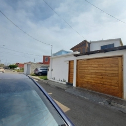 CASA DOS PISOS EN CONDOMINIO